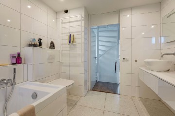 sha256:5a0b70a3b1bd6e2d7629b5ea02ce286a266f87d181a42fc11a974722f75403b2